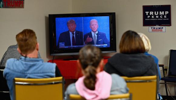 TOPSHOT - Trump supporters watch the first presidential debate between US President Donald Trump and Democratic presidential nominee and former Vice President Joe Biden on September 29, 2020 in Old Forge, near Scranton, Pennsylvania. / AFP / Angela Weiss
