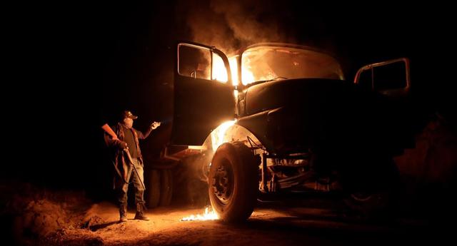 FOTO 9 | Un "guardián de la selva" quema un camión usado por los madereros. (Foto: Reuters)