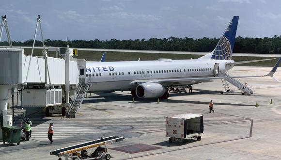A United Airlines Boeing 737-900 is seen at gate at Cancun Internacional Airport (CUN), Quintana Roo state, Mexico on March 10, 2021. (Photo by Daniel SLIM / AFP)