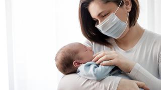 Embarazadas pasan protección de vacuna antiCOVID a bebés, según estudio