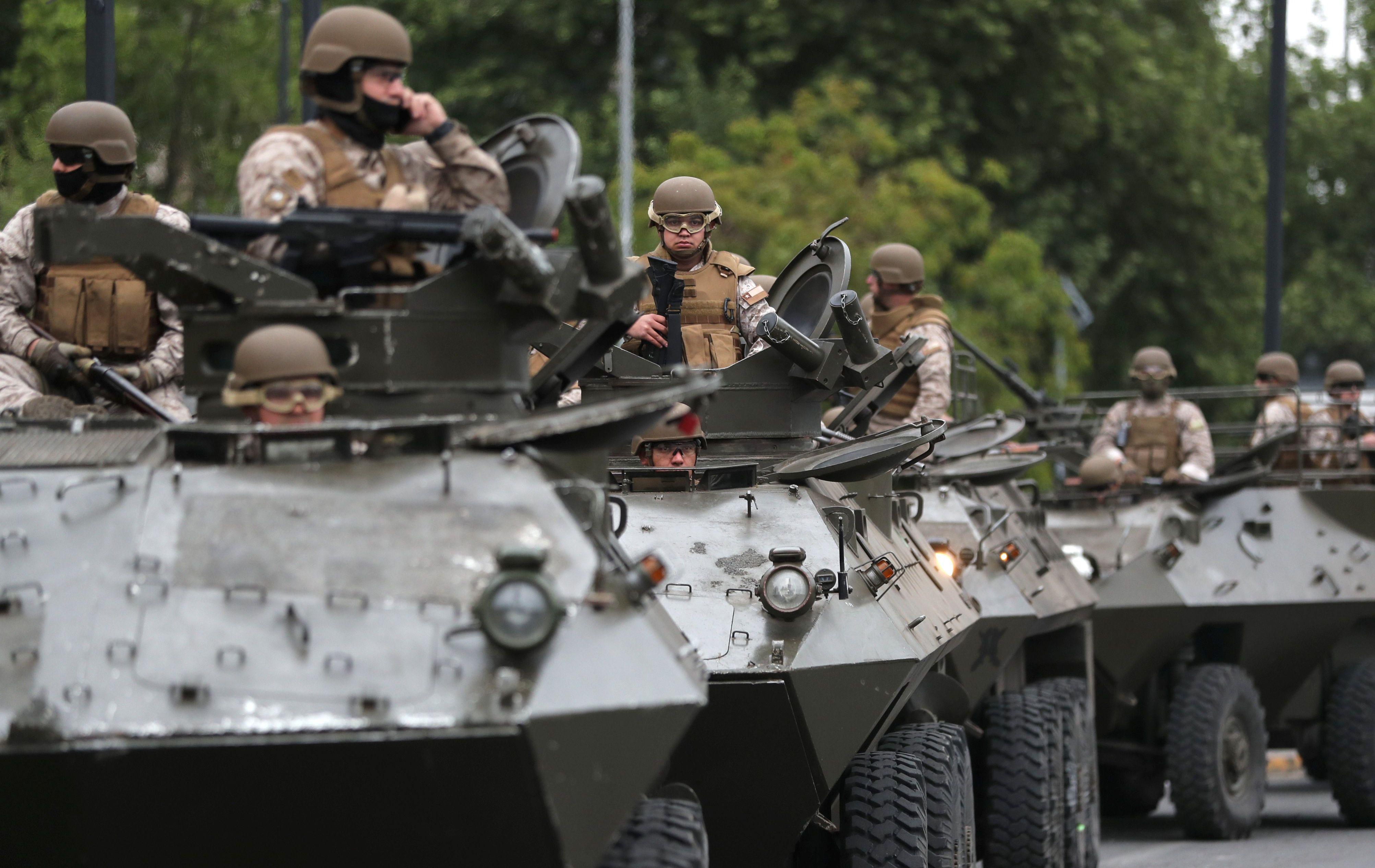 Soldados chilenos patrullan Santiago de Chile luego de una noche de violencia en pleno toque de queda. (REUTERS/Ivan Alvarado).