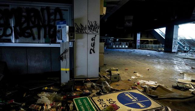 “El hecho de que hayan incendiado el metro nos afecta mucho, anda muy poca gente”, lamenta Irma Monsalve, vendedora de diarios y dulces desde hace 30 años en la entrada de la Estación Laguna Sur. (Foto: AFP)