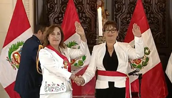 Dina Boluarte tomo juramento a la nueva titular del Ministerio de Educación, Miriam Ponce Vértiz. (Captura: TV Perú)