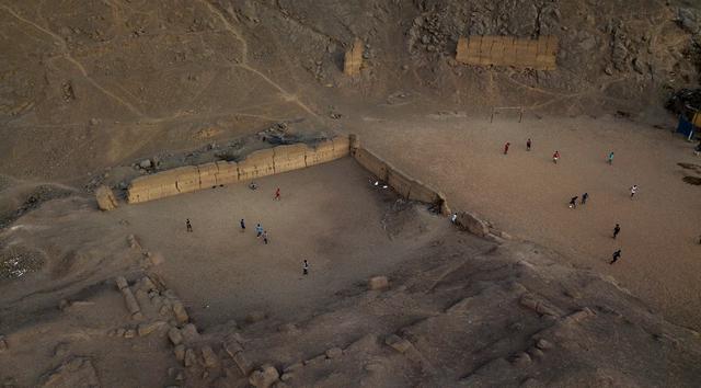 FOTO 7 | Acerca de esta dislocación, un pequeño grupo de arqueólogos trabaja para revertir el proceso y preservar estos sitios que se encuentran ´apretados´ por la expansión urbana. "La idea es que los peruanos sientan que el patrimonio es algo que se disfruta ", señaló a AP Jorge Arrunátegui, viceministro peruano de Patrimonio Cultural.