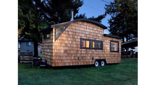 STRUCTURAL SPACES CURVED 260 MICRO HOME. Esta propuesta cambia totalmente el plano de las casas rodantes. La línea del techo es curvilíneo, la firma canadiense la creó a partir de la curva natural de un tronco de cedro que fue rescatado. La casa tiene tod