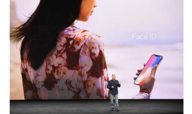 FOTO 3 | 2. Sin botón Home pero con reconocimiento facial. Como no podía ser de otra forma, que la pantalla aumente de tamaño ha acabado por matar el tradicional Botón Home. No hay sitio para él en la zona frontal, así que Apple ha tenido que ser imaginat