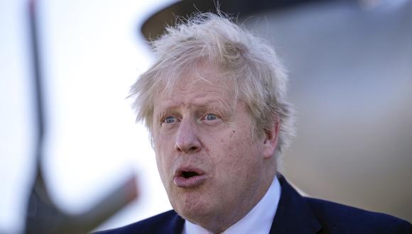 El primer ministro británico, Boris Johnson, reacciona cuando se reúne con las tripulaciones y el personal técnico de HM Coastguard y Royal Navy en el aeropuerto de Lydd, en el sureste de Inglaterra, el 14 de abril de 2022. (Foto: Matt Dunham / POOL / AFP)