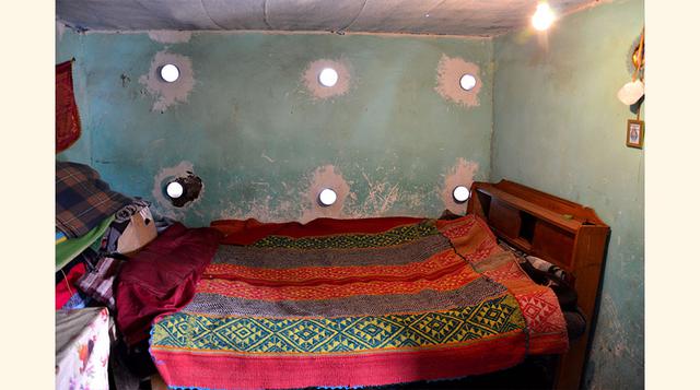 Para mantener el aire caliente durante las noches, los agujeros por donde circula el aire se mantienen cerrados desde el atardecer. La “pared caliente” se ubica de cara al lugar que reciba más rayos solares, usualmente al norte o noreste.