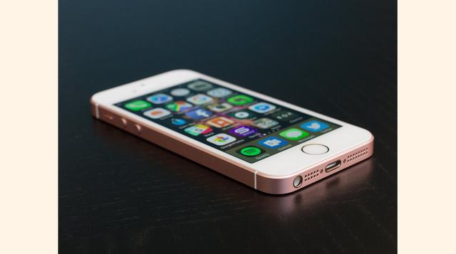 3. iPhone SE. El iPhone SE con una pantalla de 4 pulgadas es el mejor smartphone de formato pequeño que se puede comprar hoy en día. Usted obtiene las mejores aplicaciones, ecosistemas, soporte y el mismo rendimiento que los iPhone 6s por un precio relati