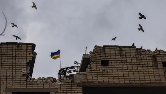 La bandera nacional ucraniana izada sobre el edificio destruido de la escuela vocacional en Arkhanhelske, en la región norte de Kherson, el 6 de noviembre de 2022. (Foto de EFE/EPA/HANNIBAL HANSCHKE)