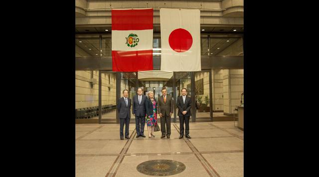 En la foto posan Elard Escala Sánchez-Barreto, embajador peruano en Tokio, Julio Velarde, presidente del BCRP, junto al lado de Lilian Rocca, superintendenta de la SMV, y autoridades locales.