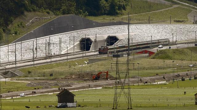El colosal túnel, cuyas obras duraron 17 años, entrará realmente en funcionamiento en diciembre. Constituirá la pieza clave de la nueva línea ferroviaria que cruzará los Alpes (NEAT), permitiendo crear un nuevo mapa de comunicaciones en el eje norte-sur d
