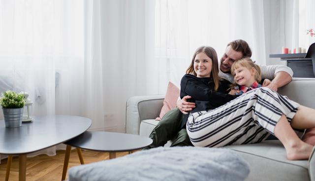 FOTO 11 | 11. Poner el trabajo antes que la vida personal. No existe en la historia de la humanidad una tumba cuya lápida diga “Dio todo por los intereses de la empresa” así que quítate de la cabeza que la vida personal, la familia, los amigos y la pareja pueden hacerse a un lado cuando de sacar la chamba se trata. Con el tiempo serás una completa extraña para ellos si sigues así. Además de que un día te tocará ver que si dejas un trabajo en el que te sentías indispensable, la compañía logró encontrar a alguien que puede hacer lo que jurabas que nadie más lo podría hacer, incluso mejor que tú.
Recomendación: Tienes que equilibrar tu tiempo de trabajo con el que dedicas a la vida fuera de él. Piénsalo dos veces antes de cancelar planes porque te pidieron horas extra en la oficina, valorando pros y contras. Habrá ocasiones en las que lo amerite y otras que no. No canceles planes con tus hijos a menos que tu trabajo mismo esté en juego, porque ese tiempo a su lado no regresará. (Foto: Freepik)