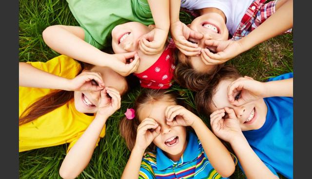 FOTO 4 | 4. Enciende el encanto. El mérito es importante, por supuesto, pero el encanto y una conexión emocional dan mucho más. Los niños aprenden que es difícil para los padres decir que no cuando le agregan una sonrisa encantadora a su petición.

Los seres humanos somos emocionales. Las conexiones positivas personales importan. En los negocios, tener una buena relación fuera de la sala de conferencias con quienes estás llegando a un trato puede tener un impacto significante. (Foto: Freepik)