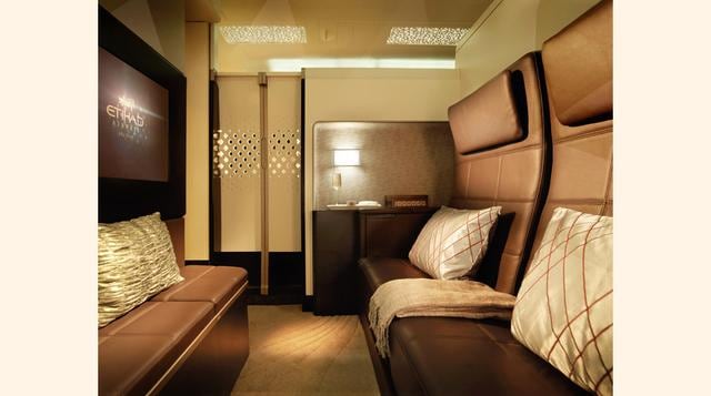 Los 550 metros cuadrados de las dos cubiertas del A380 dan para mucho. En algunos aviones de la aerolínea Air France, por ejemplo, se han configurado cuatro clases en este espacio, que equivale al de tres canchas de tenis. Premiere es la cabina más espaci