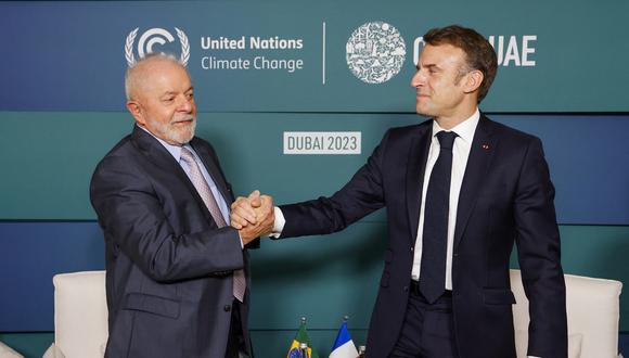 El presidente de Francia, Emmanuel Macron, saluda al presidente de Brasil, Luiz Inácio Lula da Silva, al margen de la cumbre climática de las Naciones Unidas COP28 en Dubái. (Foto de Ludovic MARIN / AFP)