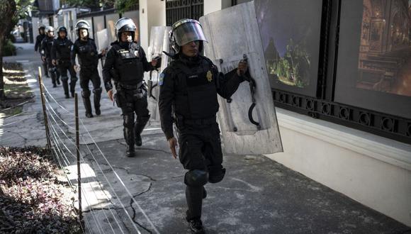 Agentes de la policía antidisturbios frente a la embajada de Ecuador en Ciudad de México el 6 de abril. Fotógrafo: Yuri Cortez/AFP/Getty Images