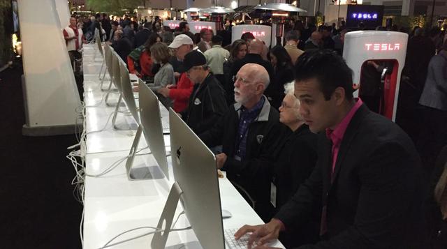 La compañía estadounidense, Tesla Motors, dijo que en las primeras 24 horas- desde la presentación- recibió más de 115,000 reservaciones. (Foto: Reuters)