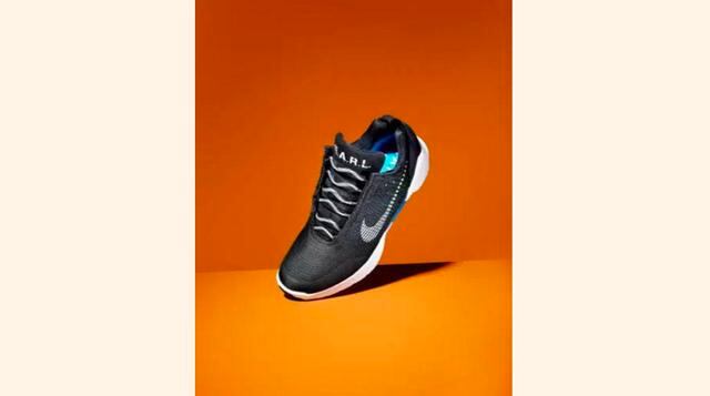 Zapatillas que se atan solas. Como en la película “Volver al Futuro”, a la supertabla voladora presentada en 2015 se suman las zapatillas Nike. HyperAdapt 1.0. es un modelo que tiene como característica el atarse automáticamente cuando el usuario presiona