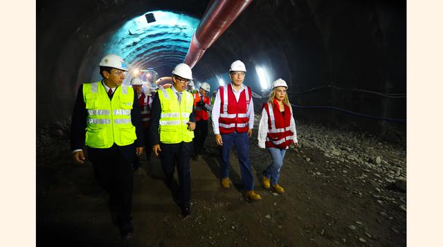 1. Martín Vizcarra Cornejo, supervisó ayer en el distrito de Santa Anita obras de lo que será el primer Metro subterráneo del país.