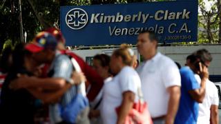 A empleados venezolanos de Kimberly-Clark se les agota la materia prima