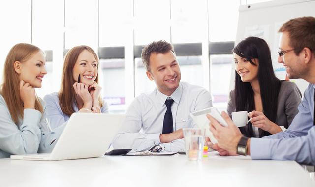 FOTO 2 | 2. Pasa tiempo con los empleados con mejores resultados

Por lo general, los miembros del equipo que más valor aportan no tienen los puestos más importantes. Éstos suelen ser jugadores “invisibles” que tienen una influencia positiva en la cultura de la empresa. Si acabas de correr a los que lo hacían mal, es momento de decidir si hay alguien que necesite un liderazgo más visible, o un mejor puesto.

No hay atajos, tienes que pasar más tiempo con tu equipo. Es vital que sepas lo que les importa. Como líder, puedes asegurarte una situación en la que todos ganen: los miembros del equipo logran sus aspiraciones y al mismo tiempo cumplen con la misión de la compañía.

Dales una retroalimentación clara y específica de lo que valoras en estos empleados. ¿Es la forma colaborativa con la que enfrentan los problemas? ¿Es su disposición para ayudar, o para dar un poco más de lo que se espera de ellos?

Pregúntales cómo puedes apoyarlos mejor y demuéstrales que valoras su actitud.