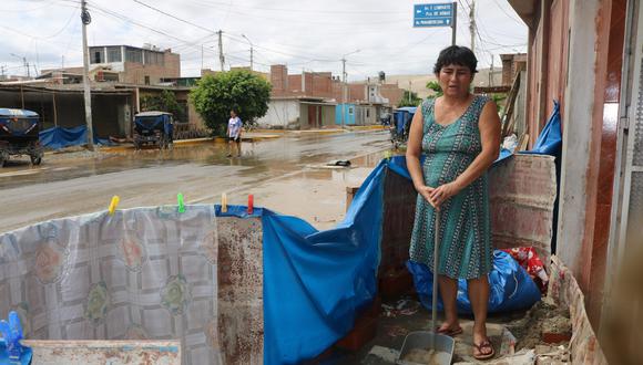 Moradora ha colocado una barrera en el frontis de su vivienda en caso se registren nuevas inundaciones por desborde del río Sechíin. (Foto: GEC)