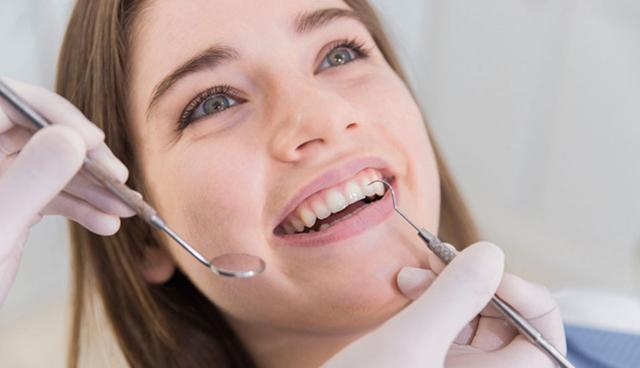 FOTO 3 | Los profesionales de Odontología también vieron una reducción de sueldo del 12% en el último año. (Foto: Freepik)