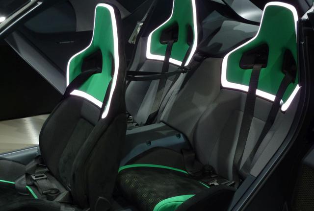 Interior del vehículo autónomo de Nissan para tres pasajeros.