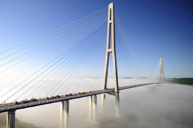 FOTO 11  | Puente de la isla de Russki (Rusia),  este puente atirantado pasó a ser el más largo de su clase, con las torres más altas y los cables atirantados más largos. Atraviesa el estrecho del Bósforo Oriental, conectando la isla de Russki con Vladivostok, ciudad de la que es su símbolo.