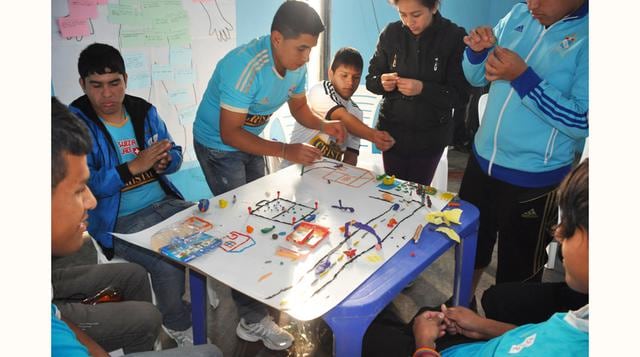 En categorías Clientes y Favorito del Público. Club Sporting Cristal - Programa Desarrollando la Raza Celeste que busca transformar a los barristas del club en líderes positivos para su comunidad.