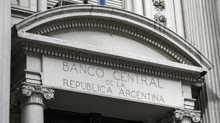 Banco Central de Argentina intenta frenar caída descontrolada del peso por incertidumbre económica