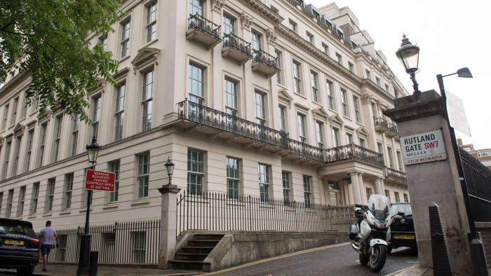 El exclusivo inmueble está ubicado en la calle Rutland Gate, en el barrio de Knighstbridge, un distrito de lujo donde se encuentran los grandes almacenes Harrods. (Foto: AFP)