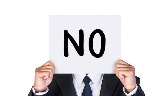 FOTO 7 | Error #7: Tomar un “no” por respuesta
Los grandes emprendedores saben que un “no” realmente significa “aún no”, y se atreven a romper paredes cuando los demás se sienten bloqueados. Y aunque los malos emprendedores pueden tomar un “no” como señal de que es momento de tirar la toalla, los grandes emprendedores reconocen el valor de un “no” como retroalimentación.

Obtener un “no” de un inversionista no significa que jamás te van a financiar, por el contrario, es una señal de que necesitas reconsiderar tu propuesta de valor. De manera similar, obtener un “no” de un cliente significa que tienes que diferenciar aún más tu producto. Usar esta retroalimentación para refinar y mejorar tu producto o servicio te ayudará a construir tu camino hacia el éxito.
