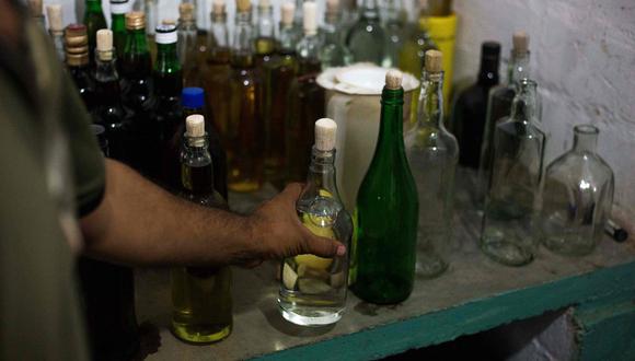 Los consumidores "están migrando de bebidas tradicionales como cerveza o rones, a bebidas espirituosas más baratas como licores de ron (derivados) o aguardiente", afirma la Cámara de Licores de Caracas. (AFP)