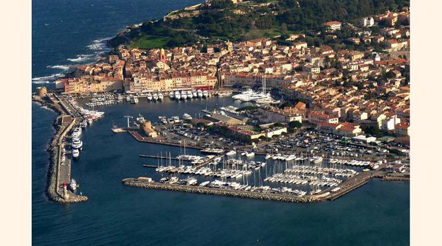 Puerto de Saint-Tropez, Francia. Es la joya de la Riviera Francesa y un destino de fama mundial entre los ricos y famosos. Mientras muchos de los poderosos tienen propiedades allí o rentan alguna casa cuando están de visita, el puerto deportivo también es
