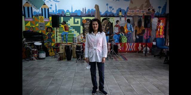 FOTO 4 | México. La psicóloga mexicana Gabriela Sánchez en el refugio Espacio Migrante en Tijuana, Baja California. Sánchez trabaja con la comunidad de migrantes en la ciudad fronteriza y da un promedio de 200 sesiones por mes. Considera que el riesgo emocional para el grupo de personas que trata es mayor que el riesgo físico. Foto Guillermo Arias