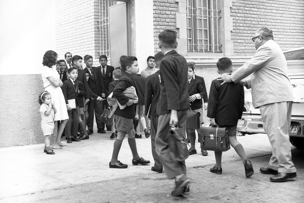 Niños ingresando a una escuela de Lima, año 1964. (Foto GEC Archivo Histórico)