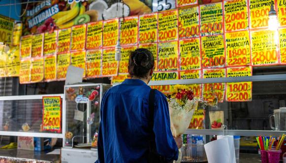 Un comprador en el mercado central de frutas y verduras de La Vega en Santiago, Chile, el lunes 20 de marzo de 2023.