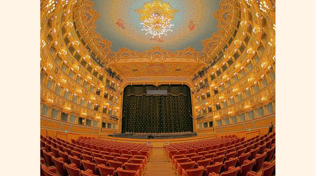 Teatro La Fenice (Italia). Esta casa de la ópera en Venecia ha acogido a grandes figuras como Verdi, Rossini, Bellini, Donizetti, entre otros, desde su apertura en 1792.