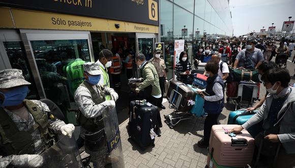 Muchas personas abarrotaron el Aeropuerto Jorge Chávez tratando de viajar en medio de la pandemia por el COVID-19. (Foto: Joel Alonzo / GEC Archivo)
