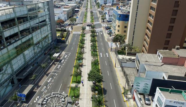 3.        FOTO 3 | 3. El turístico Miraflores. Miraflores es un distrito que se ha convertido en un espacio moderno, turístico y seguro. Su cercanía al mar, ha motivado a las inmobiliarias a apostar por la construcción de diversos proyectos, ya que actualmente, el 78% de la venta de inmuebles son de departamentos, seguido por casas (8%) y oficinas (7%). Es preciso resaltar que el 56% de personas que adquieren una propiedad en este distrito, prefieren 3 dormitorios frente a un 27% que accede a uno de dos espacios.El crecimiento urbano en Miraflores, en esta última década, ha sido vertical y se ha visto impulsada principalmente por la construcción de centros comerciales, oficinas y áreas comunes. (Foto: Andina)