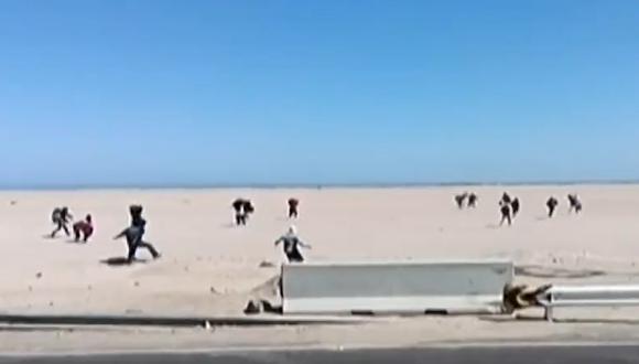 Migrantes llegan al desierto, zona de territorio de Perú, tras cruzar frontera con Chile. (Captura: TV Perú)