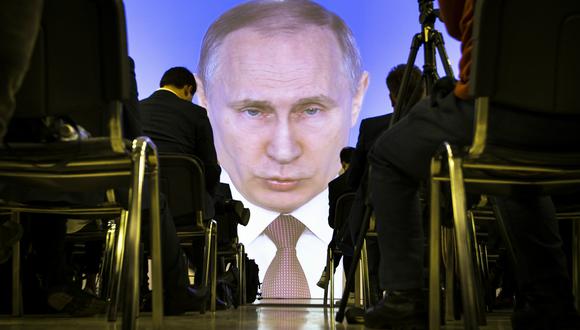 El presidente de Rusia, Vladimir Putin, observa a periodistas mientras ofrece un discurso. (Foto: AP)