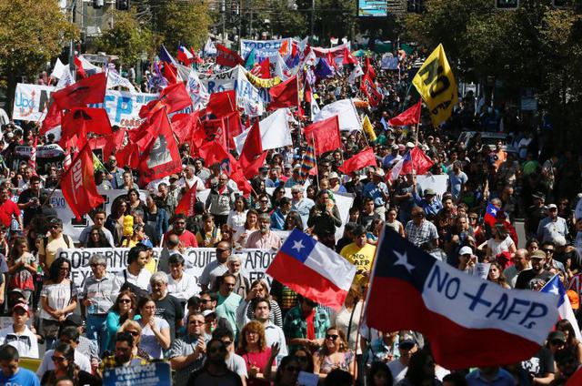 En la primera gran manifestación del año, miles de familias se congregaron en el centro de Santiago para marchar por la céntrica avenida Alameda, exigiendo acabar con las llamadas Administradoras de Fondos de Pensiones (AFP). (Foto: Reuters)
