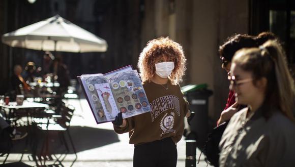 Los restaurantes de Barcelona están vacíos por las medidas de seguridad impuestas por el Gobierno español para contener la propagación del coronavirus. (AP Photo/Emilio Morenatti)