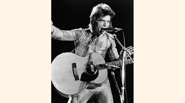 Major Tom y la ciencia ficción. La carrera musical de David Bowie –y no David Jones como se llamaba realmente– parte en 1969 con el disco Space Oddity, álbum en el que le da vida a Major Tom, un astronauta que se pierde en la inmensidad del universo y en 