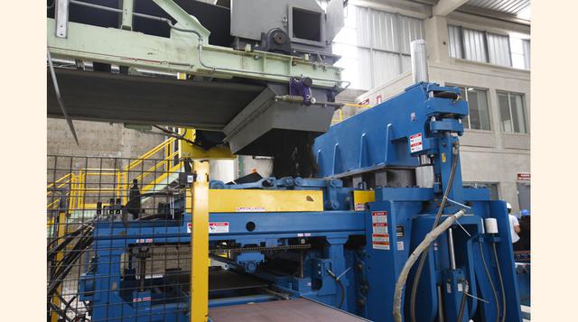 La planta puede producir hasta 50 millones de unidades anuales. En la imagen se aprecia el ingreso de los materiales mezclados para fabricar los ladrillos. (Foto: Cesar Salhuana)