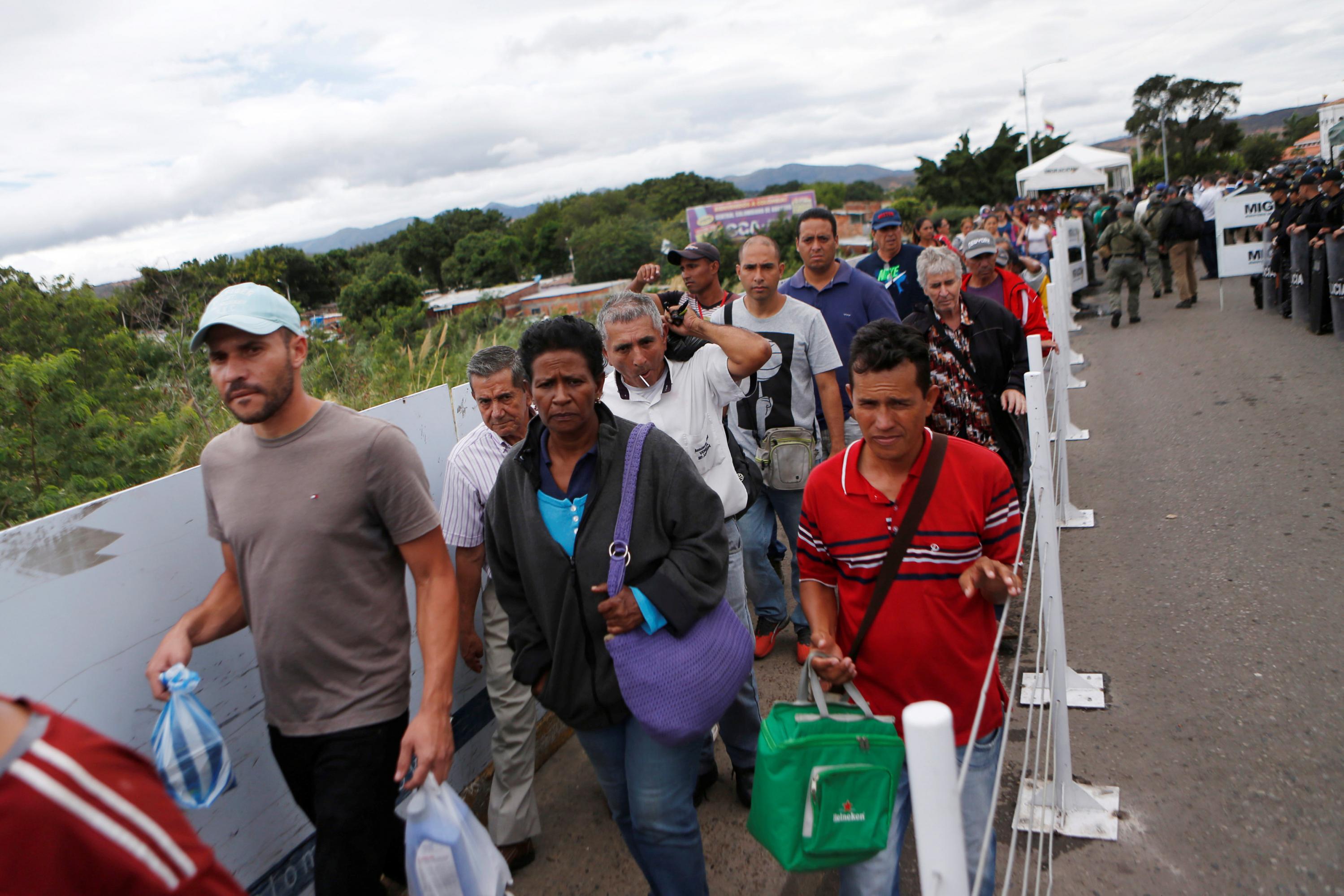 Venezolanos hacen cola para tratar de cruzar a Colombia desde Venezuela a través del puente internacional Simón Bolívar en Cúcuta. (Foto: Reuters)