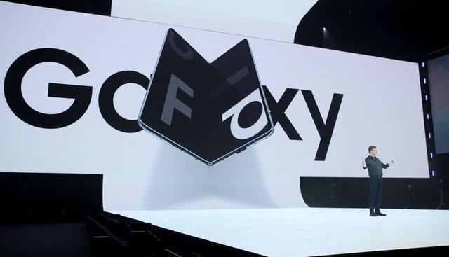 El Galaxy Fold representa una categoría propia. Ofrece un nuevo tipo de experiencia móvil que permite a los usuarios hacer cosas que no son posibles en un smartphone normal. (Foto: AFP)